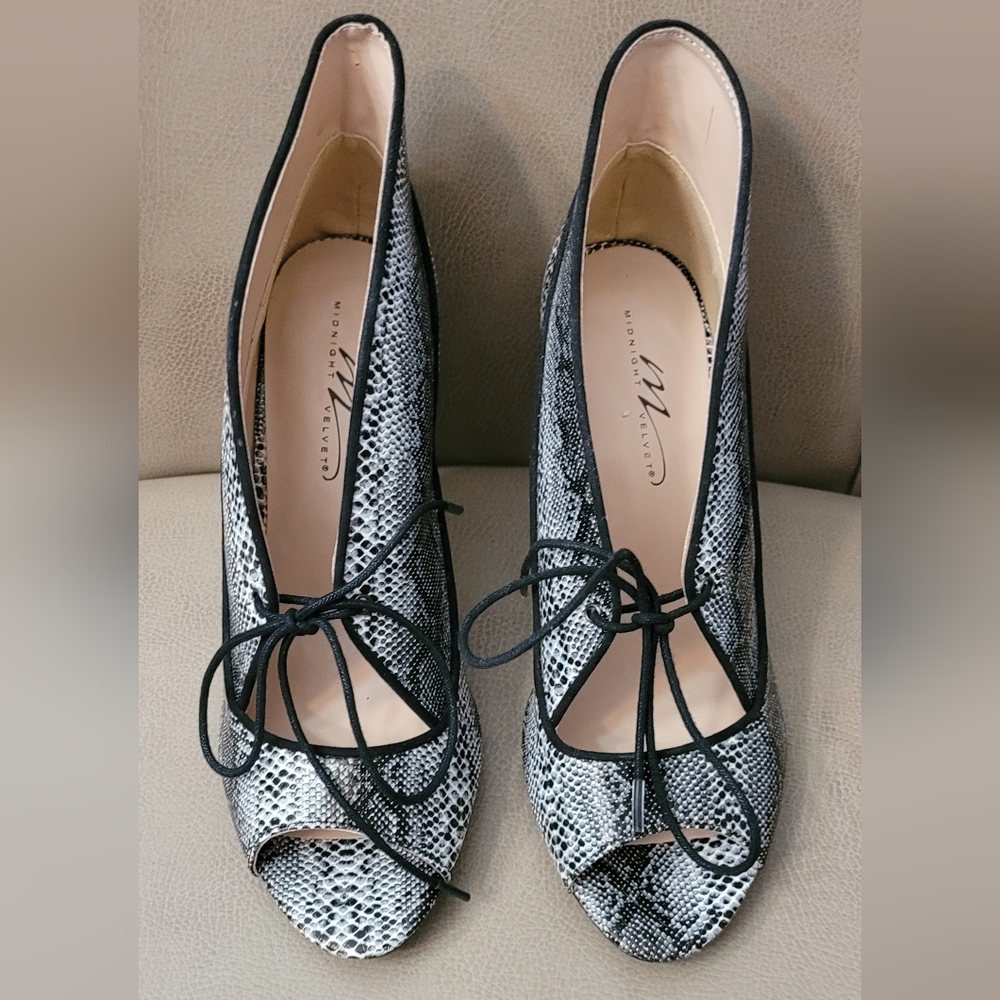 Snake Print Shooties.... Size 7 M...NEW